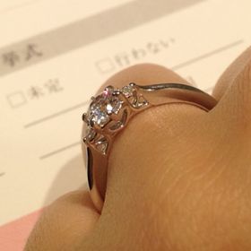 【アイプリモ(I-PRIMO)の口コミ】 上から見たとき、センターのダイヤに向かってリングが細くなっていくデザ…