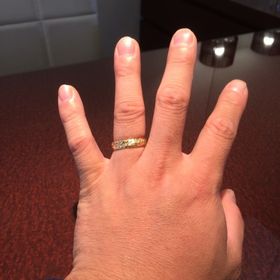 【JEWELRY  KAMATA(ジュエリーかまた)の口コミ】 シルバーリングよりも色黒の手に映えるゴールドリングで、他のリングでは…