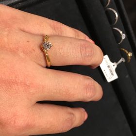 【ケイウノ ブライダル(K.UNO BRIDAL)の口コミ】 ゴールドの婚約指輪を探していました。
全体的に数が少ない中でおすすめし…