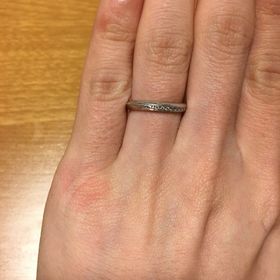 【エクセルコダイヤモンド(EXELCO DIAMOND)の口コミ】 婚約指輪なしなので、ダイヤ入りのものがどうしても欲しくて、でも仕事柄…
