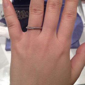【銀座ダイヤモンドシライシの口コミ】 細身で、ダイヤモンドが少し入ったシンプルな指輪を探していました。こち…