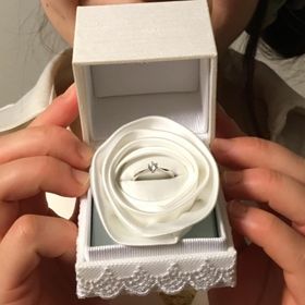 【4℃ BRIDAL(ヨンドシーブライダル)の口コミ】 シンプルで上品な見た目と、結婚指輪と合わせてつけるイメージを提案され…