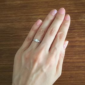 【アンジェリックフォセッテ(Angelique Fossette)の口コミ】 繊細できれいなデザインが気に入って決めました。
緩いＶラインで手がきれ…