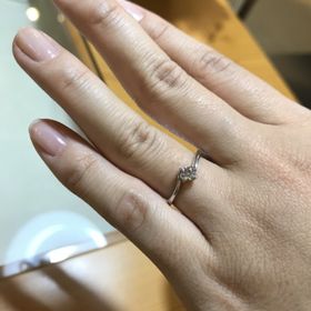 【Aroode(アローデ)の口コミ】 デザインが今流行りの小ぶりながらダイヤがはえるデザインなのが気になり…