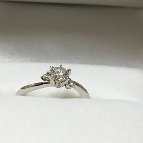 【ジュエリーソネットの口コミ】 台座のデザインとダイヤを自由に組み合わせることができました。
質や大き…