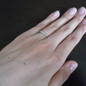 【PORTADA(ポルターダ)の口コミ】 シンプルなものを探していたので、表側に小ぶりなダイヤが埋め込まれてい…