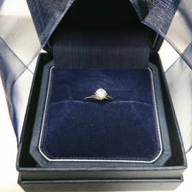 【銀座ダイヤモンドシライシの口コミ】 シンプルなものがいいね、と彼と話しており、ご提案いただいたのがこちら…