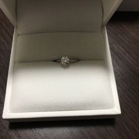 【Mr.MONDIAM & Ms.APHRODITE(ミスターモンディアムアンドミスアフロディーテ)】の口コミ 予算内でダイヤモンドの形や大きさ、輝きなど総合的に評価して決めました。...