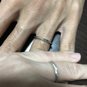 【HOSHI no SUNA 星の砂(ほしのすな)の口コミ】 指が細いため、細めのリングを探していました。
ダイヤモンドが埋め込まれ…