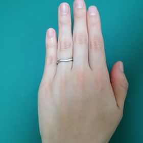 【ティファニー(Tiffany & Co.)の口コミ】 なるべく凹凸がなく細身でシンプルな点が決め手です。
ダイヤ9粒って多い…