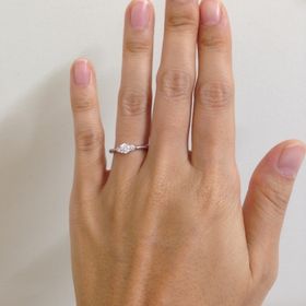 【ラザール ダイヤモンド(LAZARE DIAMOND)の口コミ】 本当は一粒ダイヤの大きめのリングが良かったのですが、存在感のある大き…