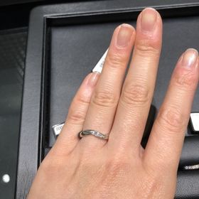 【ラザール ダイヤモンド(LAZARE DIAMOND)の口コミ】 小指に流れるカーブが珍しくて、斬新さの中に、こだわりと上品さがあって…