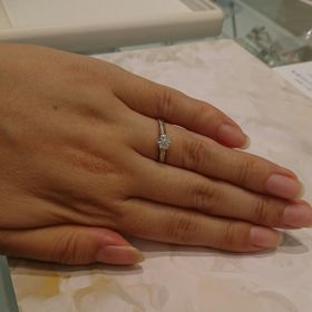 【CAFERING(カフェリング)の口コミ】 ミル打ちのあるアンティーク調な婚約指輪が可愛いです。
サイドのダイヤモ…