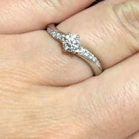 【葵山葵(アオイワサビ)の口コミ】 日常で付けていても華やかなものが希望で　ダブルリングとして重ねてつけ…