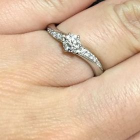 【葵山葵(アオイワサビ)】の口コミ 日常で付けていても華やかなものが希望で　ダブルリングとして重ねてつけて...