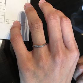 【ケイウノ ブライダル(K.UNO BRIDAL)の口コミ】 V字になっているので、指が細く見えます。ストレートラインじゃ普通すぎる…