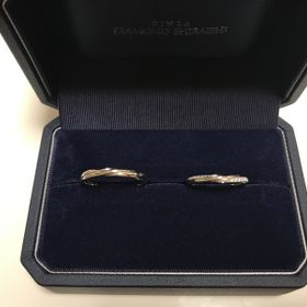 【銀座ダイヤモンドシライシの口コミ】 店員さんが指輪の候補を持って来てくれた中にあり、ほぼ一目惚れでした。…