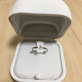 【STAR JEWELRY(スタージュエリー)の口コミ】 シンプルなリングながらもダイヤを4つ施しておりそのダイヤで花の形をイメ…