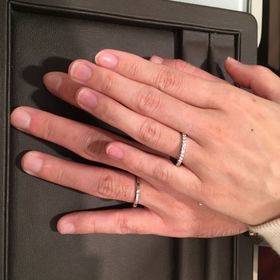 【アイプリモ(I-PRIMO)の口コミ】 ハーフエタニティのダイヤの輝きがとても綺麗で気に入りました。男性のデ…