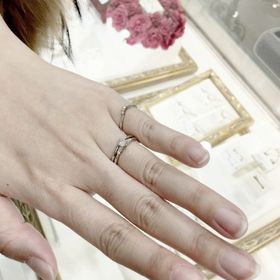【銀座ダイヤモンドシライシの口コミ】 デザインが一番気に入りました。婚約指輪と結婚指輪を重ね着けした時に隙…