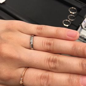 【ラザール ダイヤモンド(LAZARE DIAMOND)の口コミ】 指輪自体に厚みがあり、重厚感があって高級な感じがしました。つけ心地も…