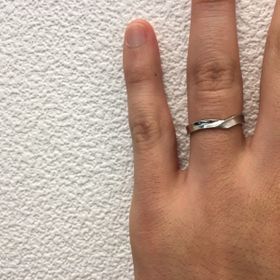 【JEWELRY  KAMATA(ジュエリーかまた)の口コミ】 質感について、検討していたときに試着させていただいた指輪です。
写真の…
