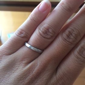 【4℃ BRIDAL(ヨンドシーブライダル)の口コミ】 シンプルなプラチナのものが欲しくて探しました。
私のだけ、ダイヤが入っ…