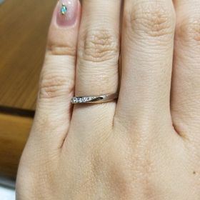 【ROYAL ASSCHER(ロイヤル・アッシャー)の口コミ】 ロイヤルアッシャーの
他の指輪とは違う輝きに惹かれました！
デザインも…