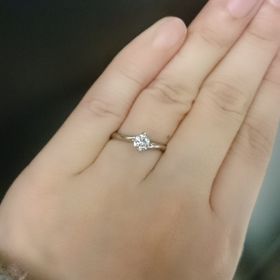 【銀座ダイヤモンドシライシの口コミ】 ダイヤモンドの煌めきが引き立つデザインが気に入りました。また、選んだ…