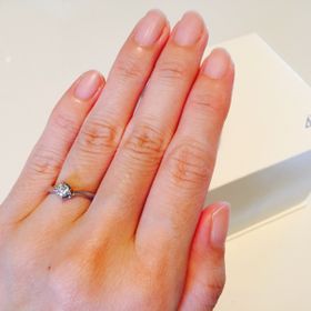 【4℃ BRIDAL(ヨンドシーブライダル)の口コミ】 婚約指輪としてプレゼントして頂いた物なので購入の決めてではないですが…