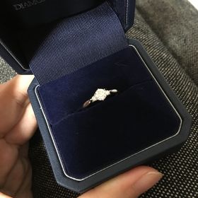 【銀座ダイヤモンドシライシの口コミ】 ダイヤモンドを一つ一つ比較しながら選び、枠も100種類ほどある中から選ん…