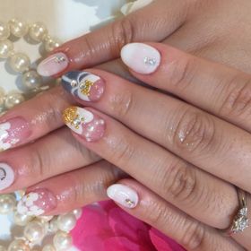 【ラザール ダイヤモンド(LAZARE DIAMOND)の口コミ】 大きいダイヤが1つとその左右に小さいダイヤがちりばめられているのが魅力…