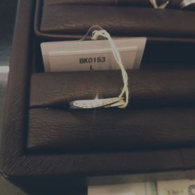 【JEWELRY  KAMATA(ジュエリーかまた)の口コミ】 細身で、流線形にダイヤが入っていてかわいいと思いました。ダイヤはたし…