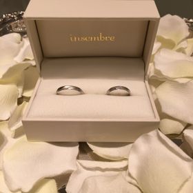 【insembre(インセンブレ)の口コミ】 マット加工と斜めにカットの入っているような加工に、中央部分に埋め込ま…