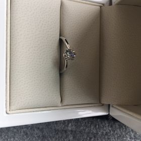 【YUKIZAKI BRIDAL(ユキザキブライダル)の口コミ】 指が太いので、少しでも細く見えるよう曲線のある物を選びました。また指…