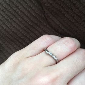 【ケイウノ ブライダル(K.UNO BRIDAL)の口コミ】 やわらかいV字型で指がすらっと見えますし、毎日つけていても全く違和感が…