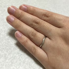 【CAFERING(カフェリング)の口コミ】 婚約指輪と重ねた時にペアに見えるデザインで、メンズ用の指輪のデザイン…