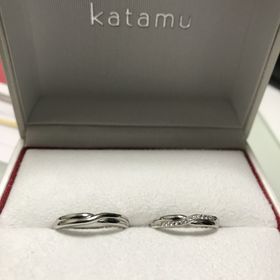 【Katamu(カタム)の口コミ】 もともとシンプルな細身のプラチナをさがしていましたが、最初に入ったJK…