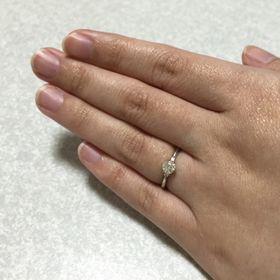【LUCIE(ルシエ)の口コミ】 指が短いので華奢なデザインが良かったため、お店で一番細いこの指輪にし…