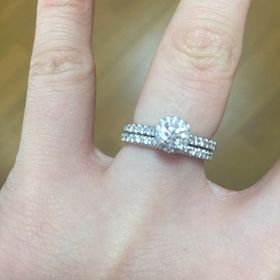 【銀座ダイヤモンドシライシの口コミ】 デザインに惹かれました。
色々調べる中で、婚約指輪はこのデザインが良い…