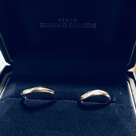 【銀座ダイヤモンドシライシの口コミ】 似ているデザインをダイヤの配置で迷っていたのですが最終的にこの指輪が1…