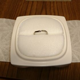【俄(にわか)の口コミ】 婚約指輪と重ね付けするときにデザインが揃ってた方がいいなと思い、婚約…