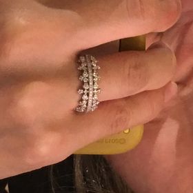 【AbHeri(アベリ)の口コミ】 ハーフエタニティのデザインはもちろんのこと、手のひら側にもデザインが…