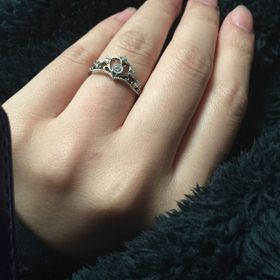 【ケイウノ ブライダル(K.UNO BRIDAL)の口コミ】 なんといってもこのティアラの可愛さが決め手です。下の方がややVの字にな…