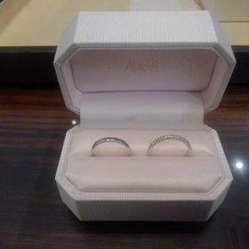 【AHKAH(アーカー)の口コミ】 彼女に似合う


指輪を色々試した結果です。


輝きと、サイズが決め手で…