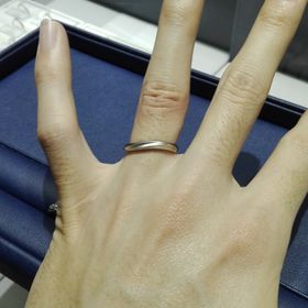 【銀座ダイヤモンドシライシの口コミ】 滑らかなフォルムに艶消しを入れることで、やや遠めから見ても目をひくデ…