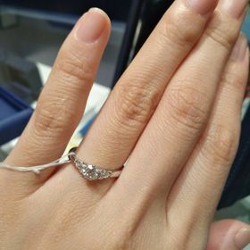 【銀座ダイヤモンドシライシの口コミ】 とても可愛いデザインで目を引きました。あとはせっかくの婚約指輪でダイ…