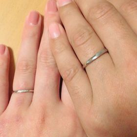 【RosettE(ロゼット)の口コミ】 私は華奢なデザインが良くて、旦那は太めの指輪がいいという事でペアで探…