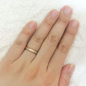 【ichi(イチ)の口コミ】 婚約指輪は女性らしく可愛いデザインのものをもらったため、結婚指輪は夫…