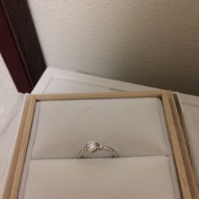 【宝寿堂(ほうじゅどう)の口コミ】 婚約指輪はメレダイヤが付いたものが良いと決めていました。
メレダイヤが…